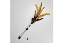 Teasers met kralen en veren  in diverse kleuren (handgemaakt)