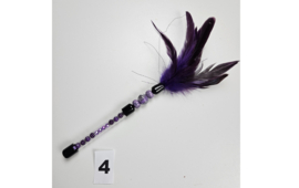 Teasers met kralen en veren  in diverse kleuren (handgemaakt)