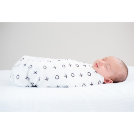 Lulujo swaddle bamboo 120x120 - Hugs & Kisses