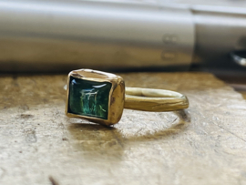 Gouden ring met blauw/groene Toermalijn