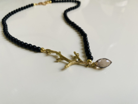 Ketting met Onyx kralen, gouden takje en Rookkwarts