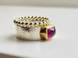 Brede goud/zilveren ring met grote donkerrode Toermalijn