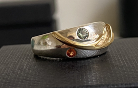 Zilveren ring met 18 krt geelgouden takje