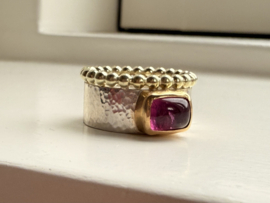 Brede goud/zilveren ring met grote donkerrode Toermalijn