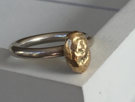 Aanschuifring met goudklompje van oud goud