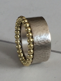 Stoere zilveren ring met 14 krt gouden rand