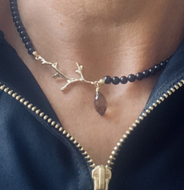 Ketting met Onyx kralen, gouden takje en Rookkwarts