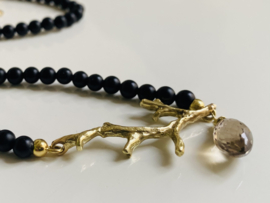 Ketting met Onyx kralen, gouden takje en Rookkwarts