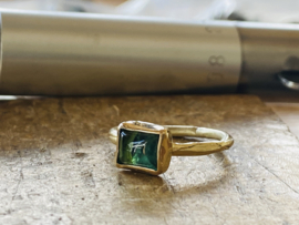 Gouden ring met blauw/groene Toermalijn