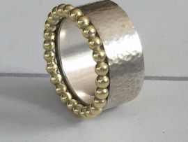 Stoere zilveren ring met 14 krt gouden rand