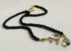 Ketting met Onyx kralen, gouden takje en Rookkwarts