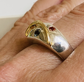 Zilveren ring met 18 krt geelgouden takje