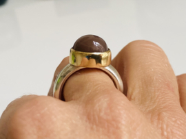 Stoere zilver/gouden ring met taupe kleurige Maansteen