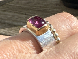 Brede goud/zilveren ring met grote donkerrode Toermalijn