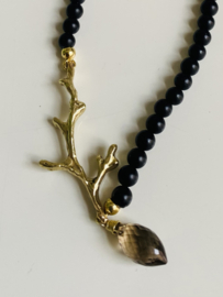 Ketting met Onyx kralen, gouden takje en Rookkwarts