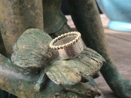 Stoere zilveren ring met 14 krt gouden rand