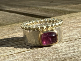 Brede goud/zilveren ring met grote donkerrode Toermalijn