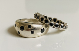 Zilveren ringen met zwarte zirkonias