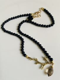 Ketting met Onyx kralen, gouden takje en Rookkwarts