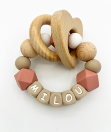 Bijtring |  Dusty coral, licht taupe en wit | Met naam