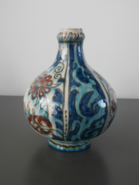 394; Bolvormige fles, Nieuw Delfts, Iznik-stijl