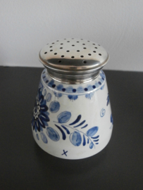 Suikerstrooiers, Delfts met zilveren deksel.