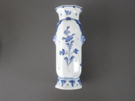 Leeuwenkop vaas, 1922, achtkantig.