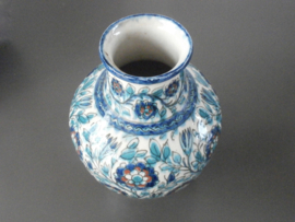 681; Robuuste vaas,  Iznik-stijl, DPF