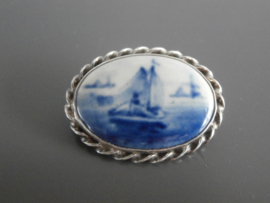 68; Broche met zeilboot,