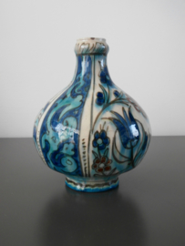 394; Bolvormige fles, Nieuw Delfts, Iznik-stijl