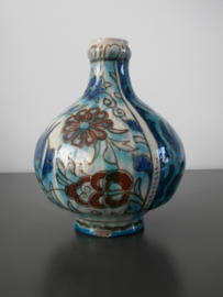 394; Bolvormige fles, Nieuw Delfts, Iznik-stijl