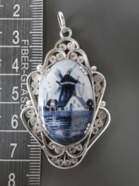Elegante royale hanger met molen.