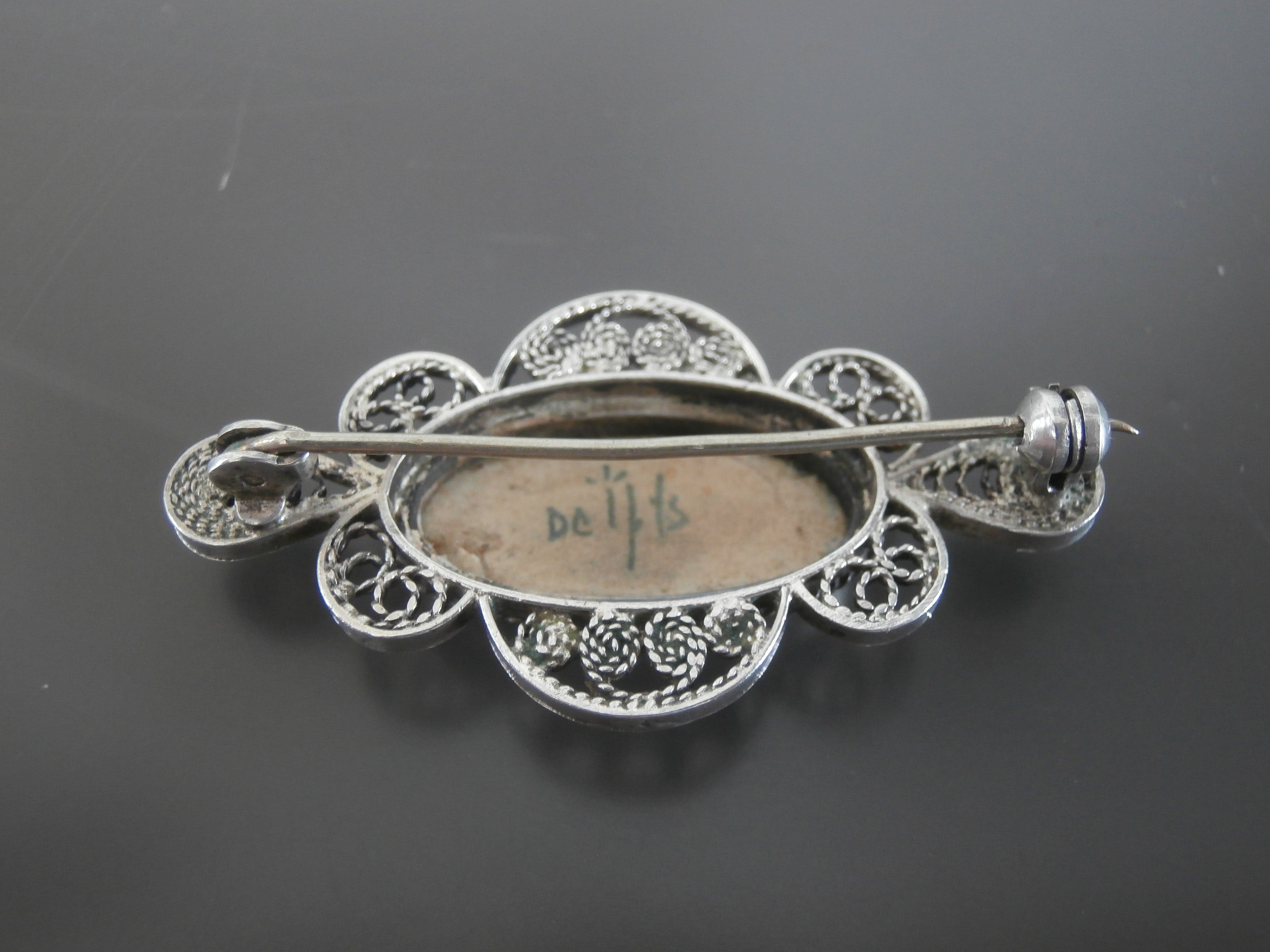 Filigrain broche met ovale steen