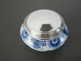 Sierpotje delftsblauw, met gladde zilveren deksel.