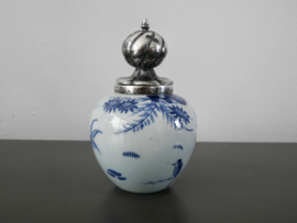 Delftsblauw reukvaasje met verzilverde stop VK ca 1948