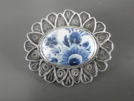 Delftsblauwe broche met bloemmotief