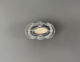 Elegante zilveren filigrain broche met Delftse steen