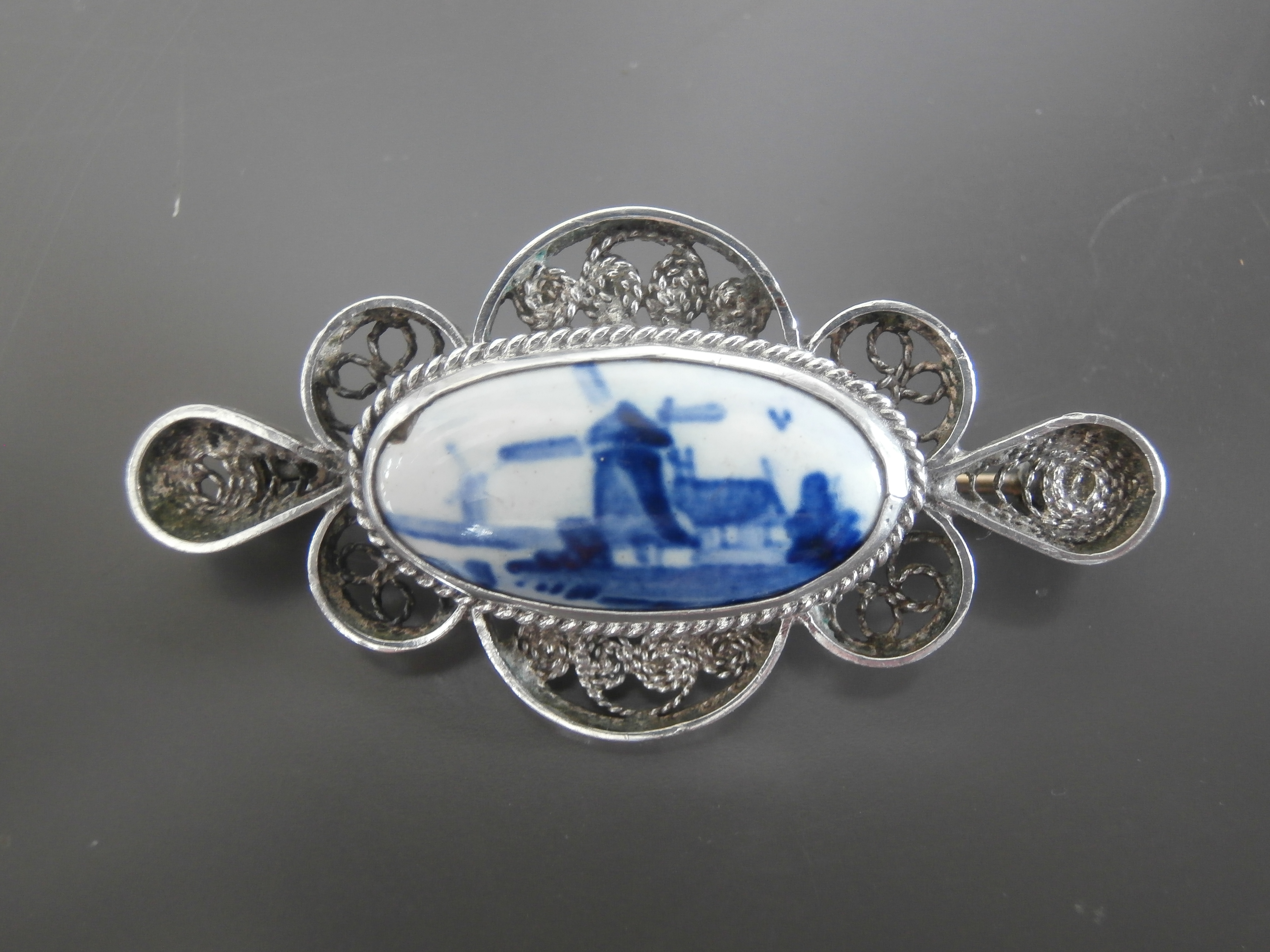 Filigrain broche met ovale steen