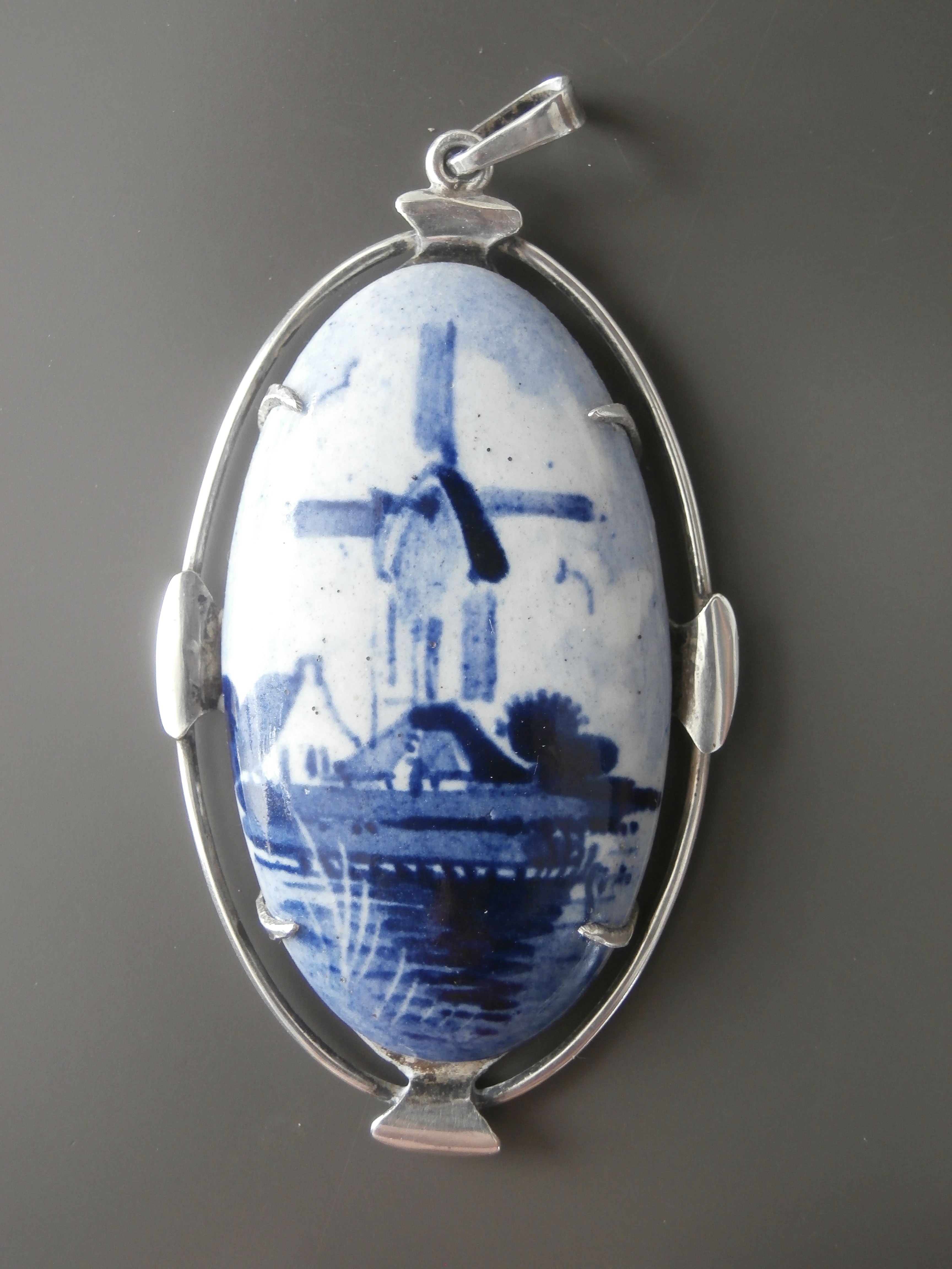 Fraai gestileerde  hanger met molen.