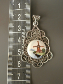 Een meerkleurige hanger, mooi filigrain