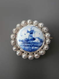 Ronde broche met randversiering van zeeuwse knopjes