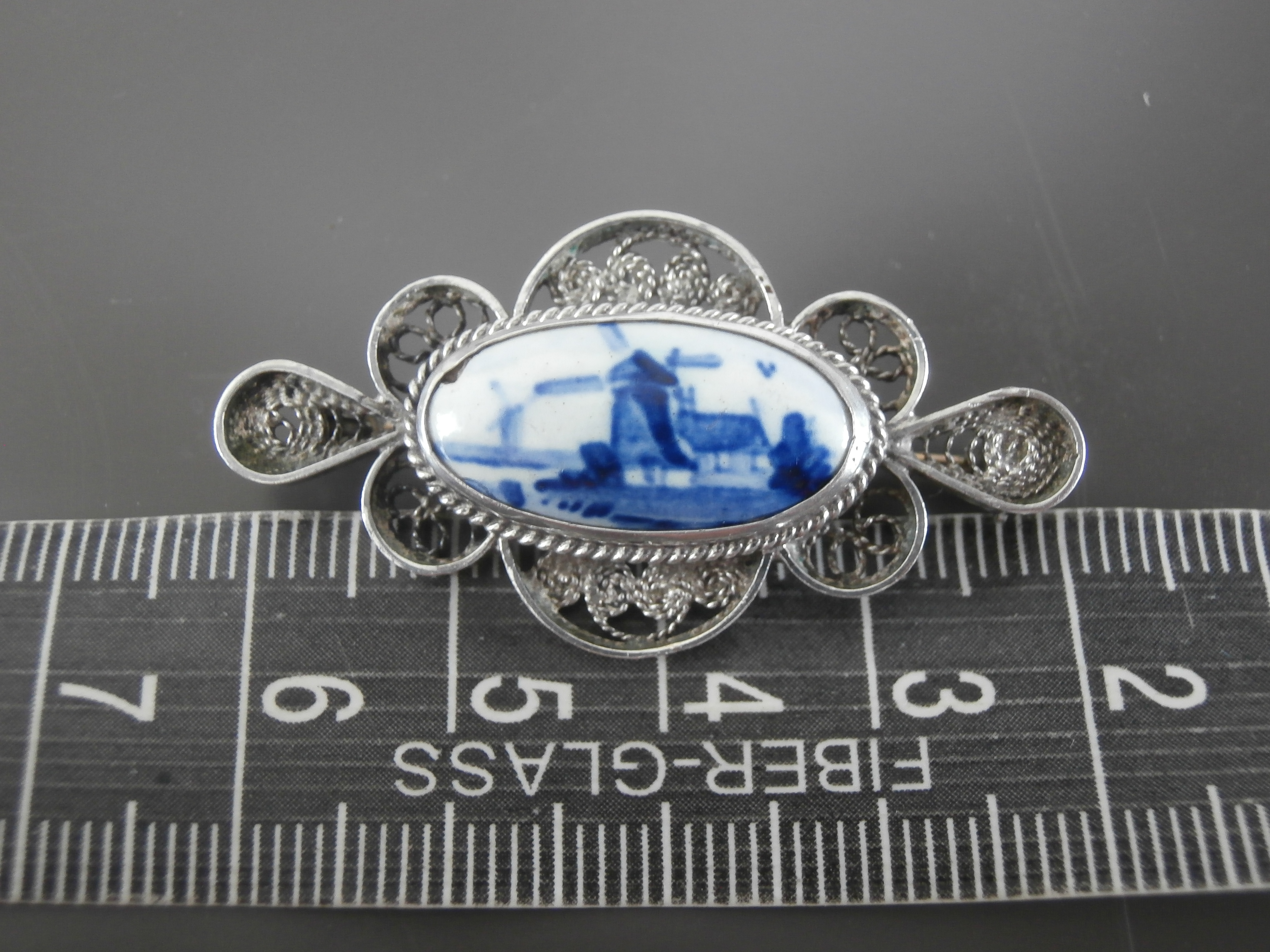 Filigrain broche met ovale steen