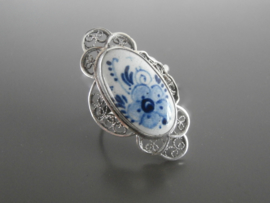 93; Royale zilveren ring met Delfts bloemmotief