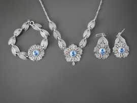 Zilveren sieraden met Delfts blauw.