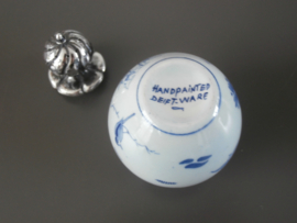 Delftsblauw reukvaasje met verzilverde stop VK ca 1948