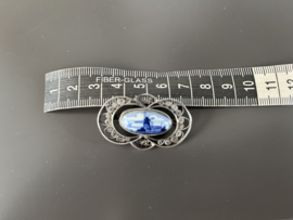 Elegante zilveren filigrain broche met Delftse steen