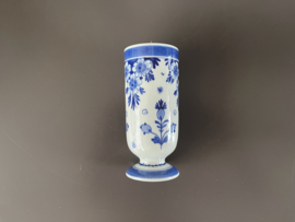Kleine bekervaas op voet,  De Porceleyne Fles