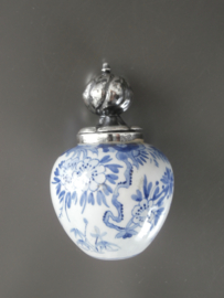 Delftsblauw reukvaasje met verzilverde stop VK ca 1948