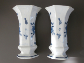 Twee bekervazen,  'De Klaauw', ca 1780-1800
