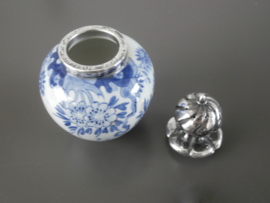 Delftsblauw reukvaasje met verzilverde stop VK ca 1948